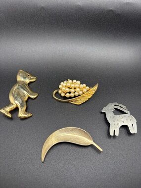 Lot of vintage brooches